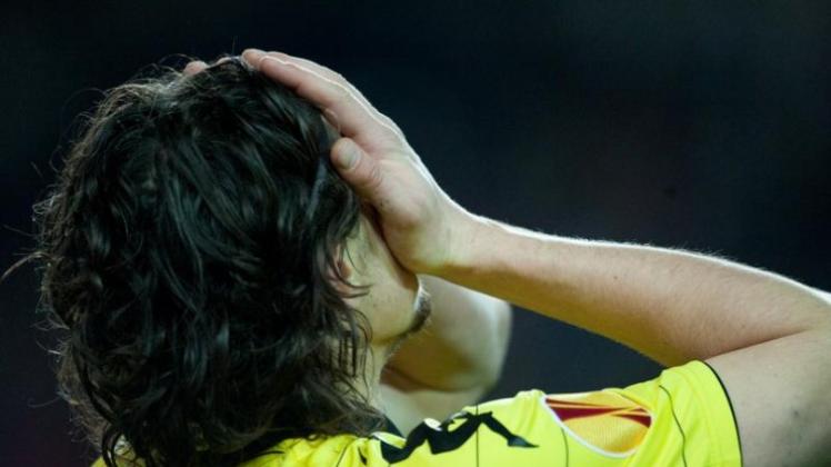 Dortmunds Neven Subotic schlägt nach dem Schlusspfiff die Hände vor das Gesicht.