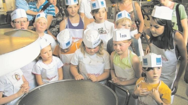 Staunend warfen die Kinder einen Blick in die Backschüssel, denn die ist in der Bäckerei Brinkhege viel größer als zu Hause. 