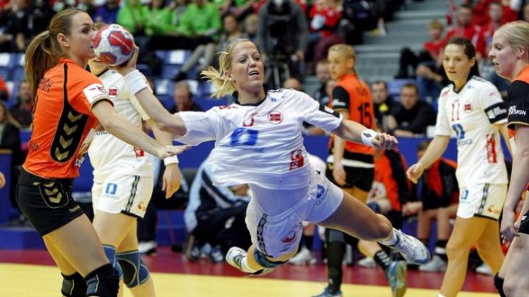 Die Norwegerin Heidi Loeke (m) springt zum Torwurf duch die Abwehr der Niederlande.