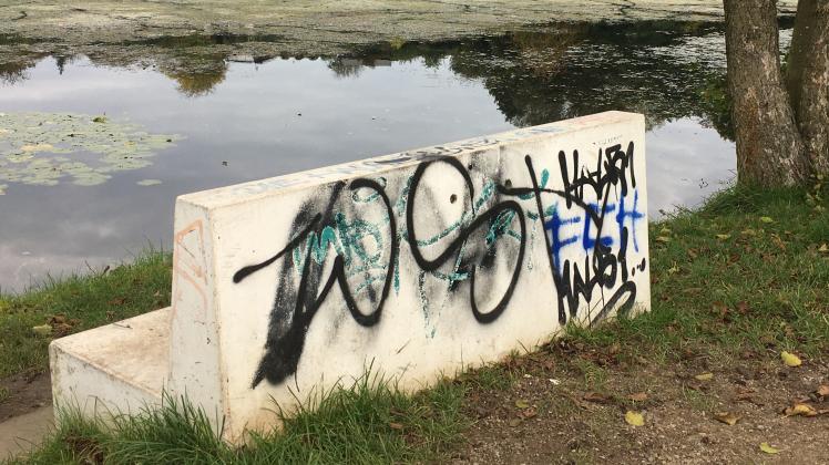 Zeichen von Vandalismus: Am Lankower See wurden im vergangenen Jahr viele Betonbänke beschmiert.