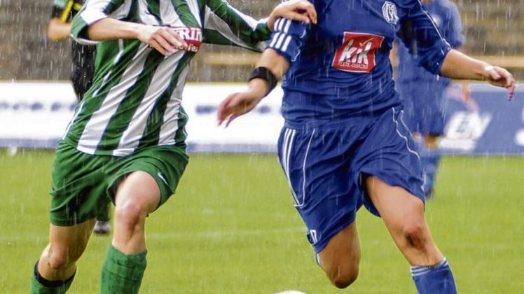Mehrere Regenschauer machten den Ball auf nassem Rasen schnell. Hier zieht die Meppenerin Inga Kappel (r.) an ihrer Gegenspielerin vorbei. Mehrere Regenschauer machten den Ball auf nassem Rasen schnell. Hier zieht die Meppenerin Inga Kappel (r.) an ihrer Gegenspielerin vorbei.