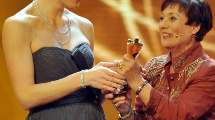Die ehemalige Skirennfahrerin Rosi Mittermaier (r) übergibt Maria Riesch die Trophäe. Die ehemalige Skirennfahrerin Rosi Mittermaier (r) übergibt Maria Riesch die Trophäe.
