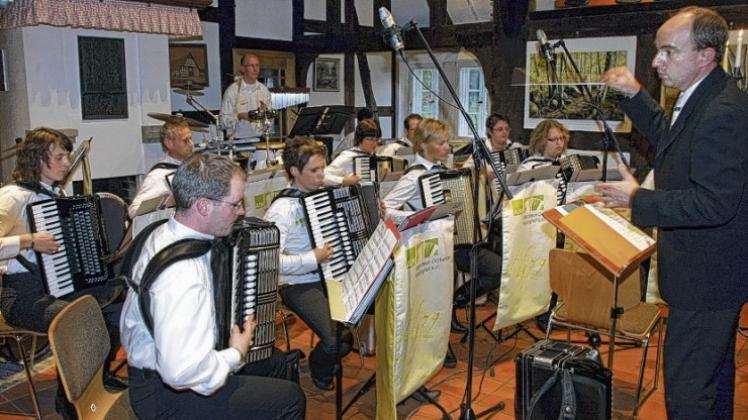 Das Akkordeon-Orchester Nellinghof beeindruckte in Hollage mit der Bandbreite eines Repertoires. 