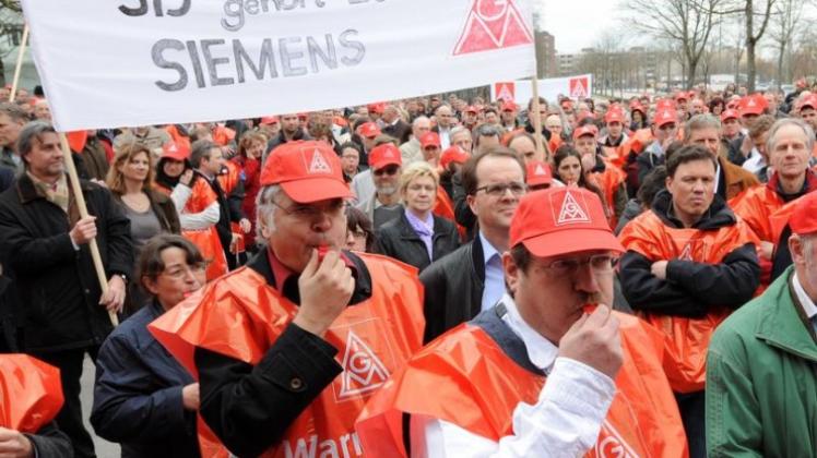 Siemens-Mitarbeiter protestieren gegen den geplanten Stellenabbau bei dem IT-Dienstleister SIS. (Archivbild)