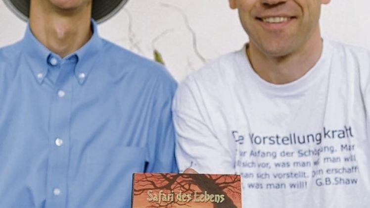 Bestsellerautor John Strelecky mit Uwe Alschner aus Bad Essen (rechts), Verleger im Nebenberuf. 