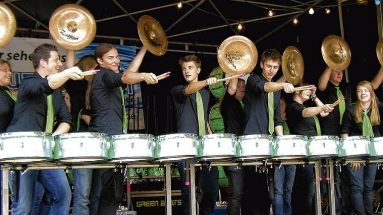 Heizte beim Quellenfest in Bad Rothenfelde ordentlich ein: das Percussion-Ensemble Green Beats. Fotos: Petra Ropers