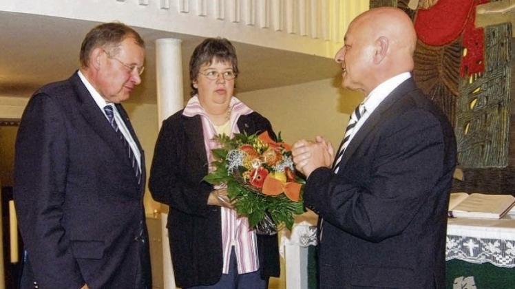Superintendent Wolfgang Loos (rechts) dankte Hildegard Zarth vom Vorbereitungsteam sowie Manfred Hugo, der den Gastvortrag in St.Thomas hielt. 