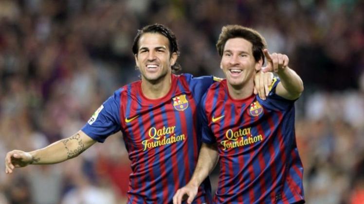 Lionel Messi (r) und Cesc Fabregas hatten bereits nach fünf Minuten Grund zum Jubeln.