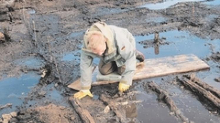 Grabungstechniker Hans Schwarz bei der Arbeit im Moor. Er ist beschäftigt beim Niedersächsischen Landesamt für Denkmalpflege. Fotos: Wolfgang Huge
