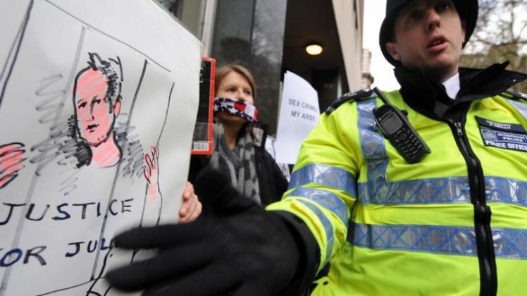 Unterstützer von Julian Assange protestieren vor dem Magistrates Court in London. Unterstützer von Julian Assange protestieren vor dem Magistrates Court in London.