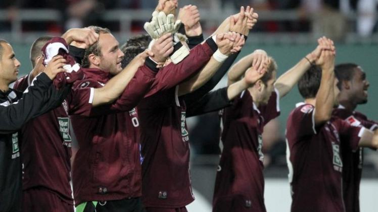 Der 1. FC Kaiserslautern feiert seinen ersten Saisonsieg. Der 1. FC Kaiserslautern feiert seinen ersten Saisonsieg.