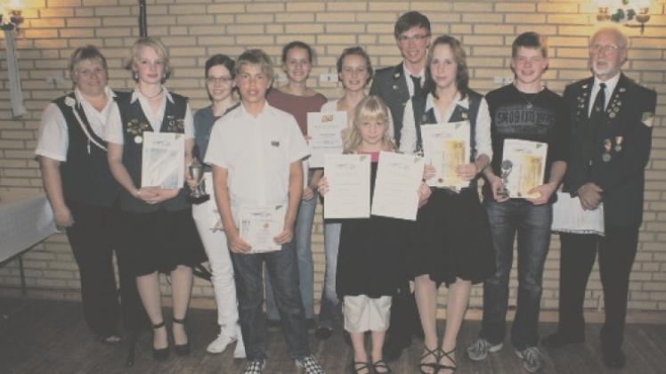 Die ausgezeichneten Jugendlichen der Stirper Schützen mit Jugendsportleiterin Claudia Wilcke (links) und Erhard Alschner (rechts). Fotos: Norbert Uhlenbrock