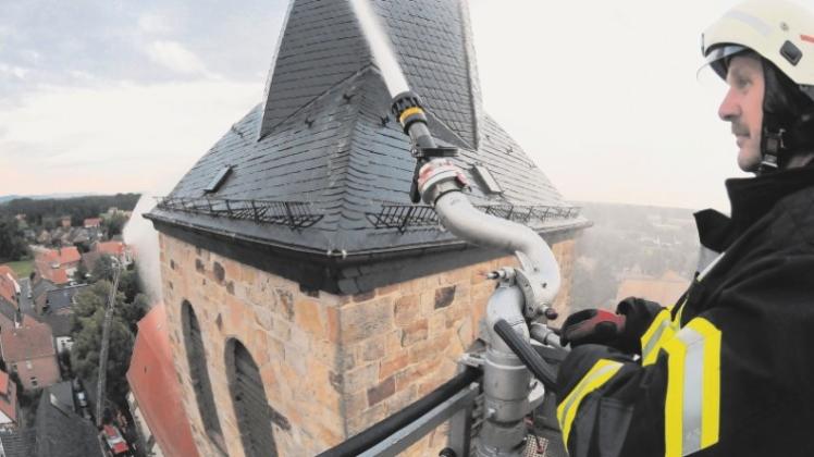 Gut aufgestellt fühlt sich die Glandorfer Feuerwehr mit Unterstützung der Drehleitern aus Oesede und Bad Rothenfelde, wenn einmal die Kirche brennen sollte. Gut aufgestellt fühlt sich die Glandorfer Feuerwehr mit Unterstützung der Drehleitern aus Oesede und Bad Rothenfelde, wenn einmal die Kirche brennen sollte.