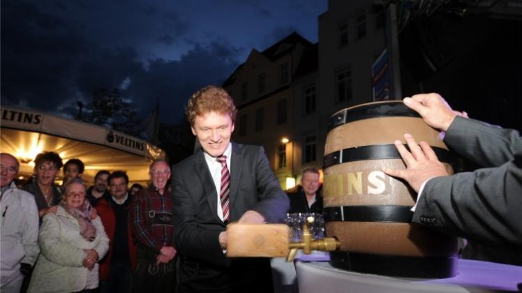 Oberbürgermeister Dieter Krone eröffnete mit dem Fassanstich offiziell das 31. Altstadtfest. 