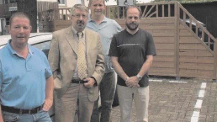 Zufrieden ist Andreas Köller (rechts) mit der Arbeit von Peter Kramer, Dieter Holzgrefe und Cornelis van de Water (v. l.). Zufrieden ist Andreas Köller (rechts) mit der Arbeit von Peter Kramer, Dieter Holzgrefe und Cornelis van de Water (v. l.).