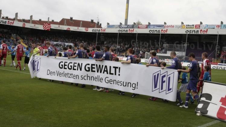 Klares Statement der VfL-Spieler vor dem Anpfiff der Partie gegen Offenbach: Sie wünschen mit einem Plakat den Verletzten gute Besserung. 