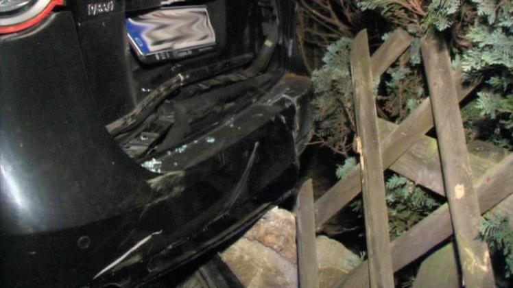 Bei einem Unfall in Haselünne-Lehrte wurde dieser Wagen gegen einen Gartenzaun geschleudert. 