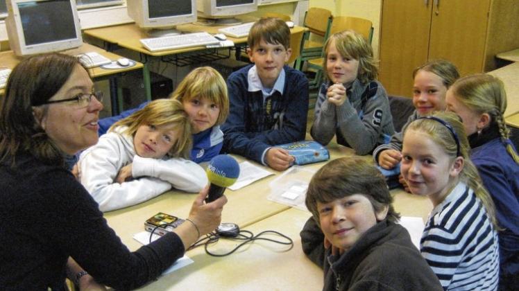 Reporterin Karin Huxdorf bearbeitet mit Kindern einer Hamburger Schule die Kindernachrichten im NDR. 