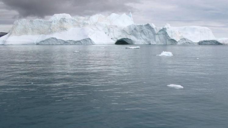 Eisberge treiben im Eisfjord von Ilulissat auf Grönland (Archiv).
