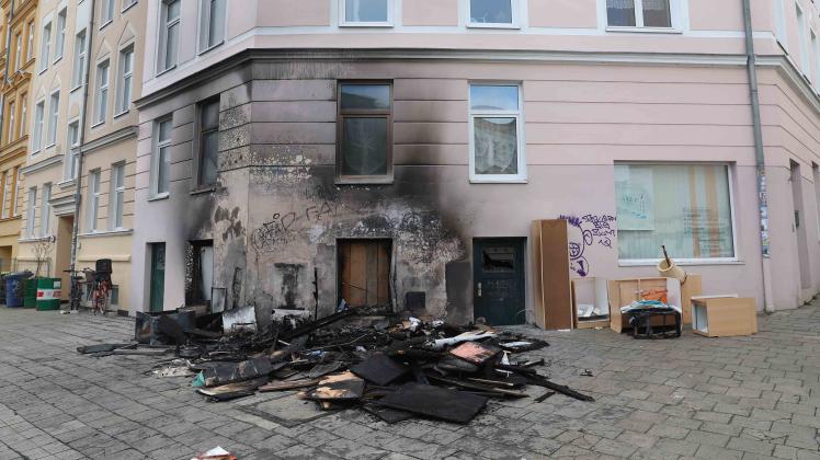Durch den in Brand gesteckten Sperrmüllhaufen vor einem Rostocker Wohnhaus wurde dessen Fassade beschädigt, zwei Aufgänge mussten evakuiert werden.