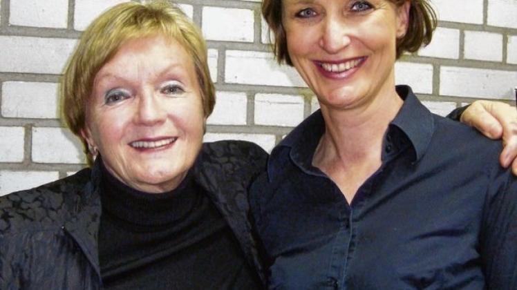 Usch Hollmann und Claudia Sandkötter begeisterten als „Freche Frauen“ die Sögelerinnen.