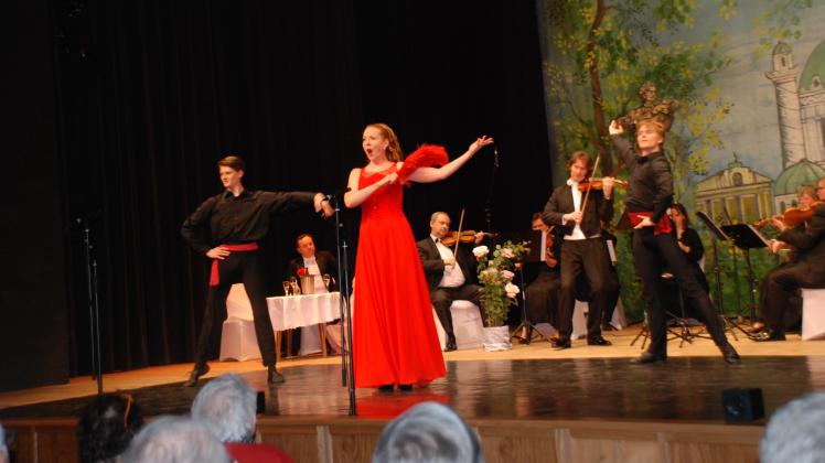 Mitglieder des Nationaltheaters Brünn, wie hier Sopranistin Ginger Mc Ferrin, entführten die Besucher in die Welt der Operette. 