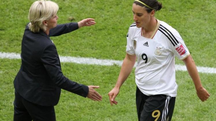 Nationalspielerin Birgit Prinz (r) soll von Bundestrainerin Silvia Neid ordentlich verabschiedet werden.