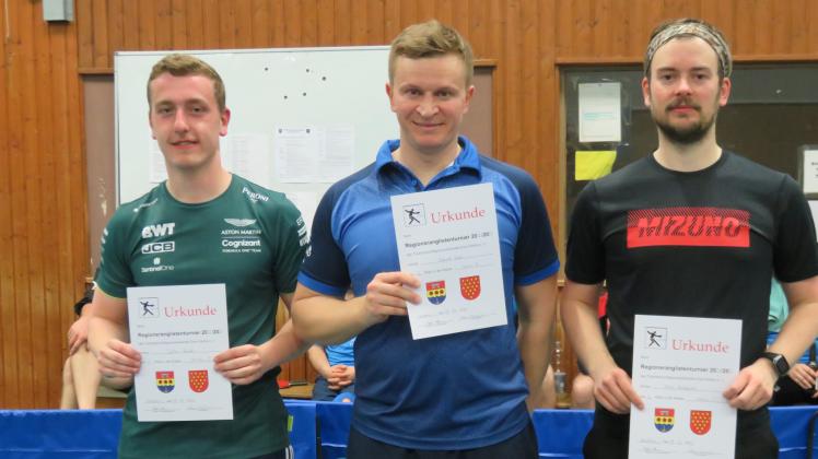 In der sogenannten Königsklasse siegte Julian Brand (M.) vor Eduard Beck (l./beide Olympia Laxten) und Kevin Kurbjuweit (SV Bawinkel). In der sogenannten Königsklasse siegte Julian Brand vor Eduard Beck (beide Olympia Laxten) und Kevin Kurbjuweit (SV Bawinkel). Foto: Georg Bruns