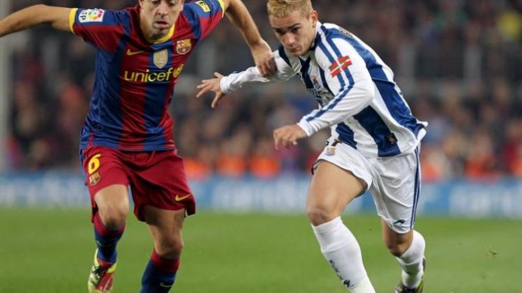 Xavi Hernandez (l) von Barcelona will Antoine Griezmann den Ball abnehmen. Xavi Hernandez (l) von Barcelona will Antoine Griezmann den Ball abnehmen.