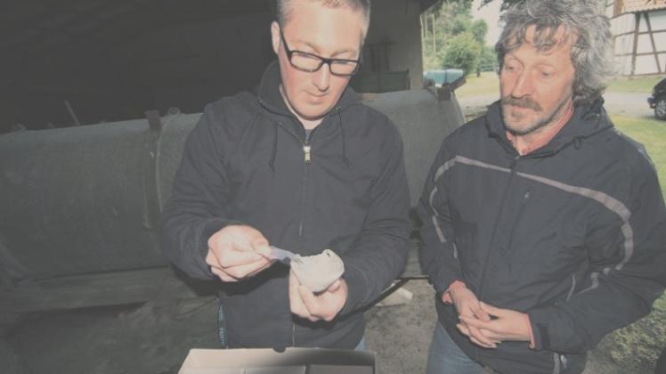 Die Archäologen Sebastian Möllers (links) und Bodo Zehm haben Splitter und Scherben ausgegraben. Die Funde werden noch eingehend untersucht. Fotos: Rainer Westendorf