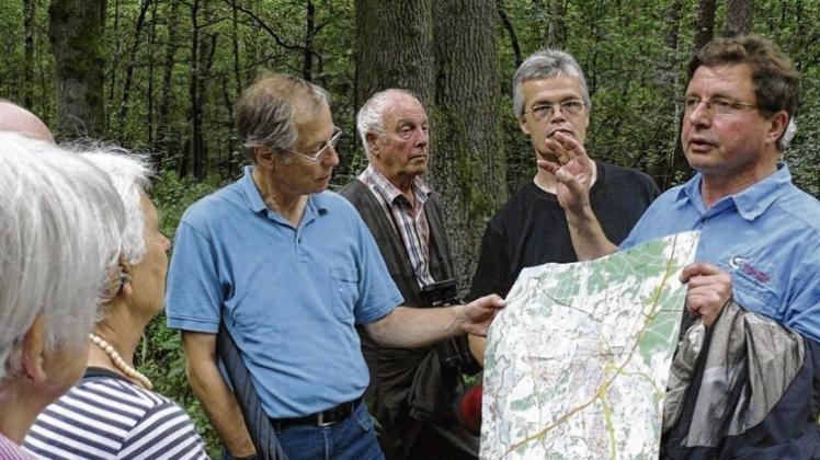 Unterwegs im königlichen Forst: Der Wallenhorster Umweltbeauftragte Udo Stangier informierte über Natur und Kulturgeschichte im Hollager Norden. Unterwegs im königlichen Forst: Der Wallenhorster Umweltbeauftragte Udo Stangier informierte über Natur und Kulturgeschichte im Hollager Norden.