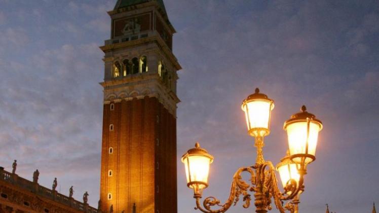 Vor dem Campanile (Glockenturm) auf dem Markusplatz in Venedig wird es zu Silvester mit Sicherheit wieder eng.