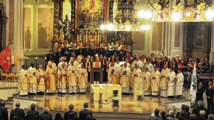 Mit einem feierlichen Pontifikalamt, das Bischof Dr. Franz-Josef Bode zusammen mit 17 Priestern zelebrierte, begannen am Mittwoch die Feiern zum 100. Jahrestag der Weihe der Harener St.-Martinus-Kirche. 