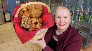 Die Rostockerin Grit Steußloff weiht Anfänger und Fortgeschrittene in ihren Teiggeflüster-Kursen in die Kunst des Brotbackens ein