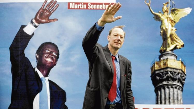 Wahlkämpfer Martin Sonneborn vor dem ersten Großplakat seiner Partei „Die Partei“. Der Mann könnte auch Bundespräsident.