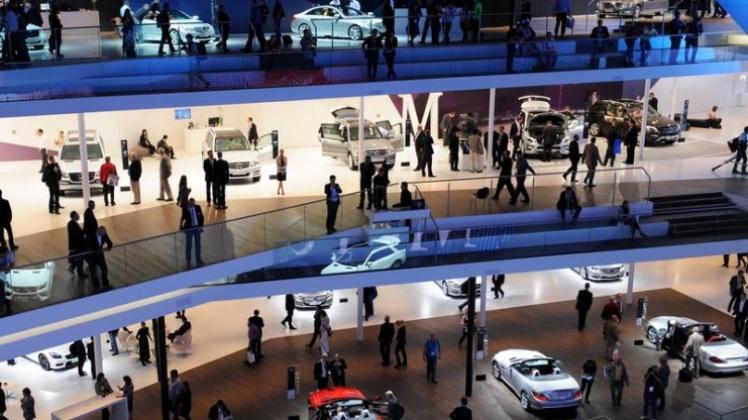 Autos auf drei Ebenen präsentiert Mercedes auf der Internationalen Automobil-Ausstellung (IAA) in Frankfurt am Main. Autos auf drei Ebenen präsentiert Mercedes auf der Internationalen Automobil-Ausstellung (IAA) in Frankfurt am Main.
