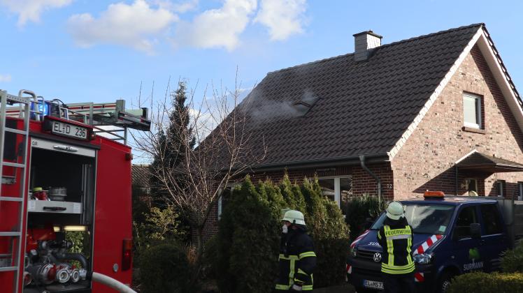Aus einem Dachfenster eines Einfamilienhauses am Altenlingener Weg stieg Rauch empor. Aus einem Dachfenster eines Einfamilienhauses am Altenlingener Weg stieg Rauch empor.