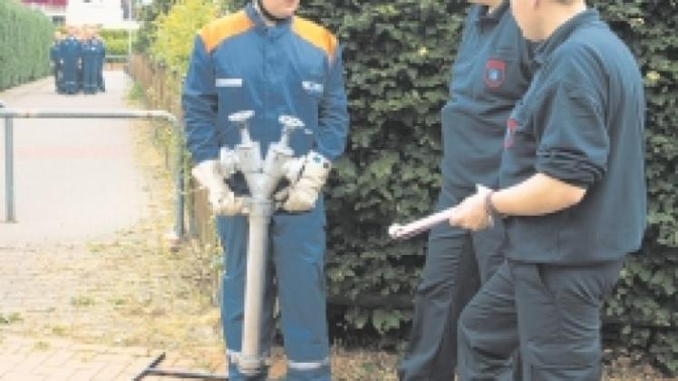 Benedikt Frehe hat den Hydranten gefunden und wird das Standrohr setzen, während die Grevener Gruppe wartet. Fotos: Erna Berg Benedikt Frehe hat den Hydranten gefunden und wird das Standrohr setzen, während die Grevener Gruppe wartet. Fotos: Erna Berg