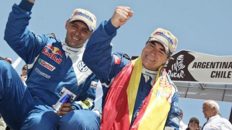 Carlos Sainz (r) und Beifahrer Lucas Cruz feiern den Sieg bei der Dakar 2010.