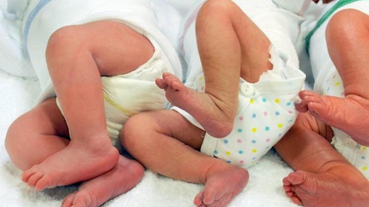Die Beinchen von drei Säuglingen: In in den ersten neun Monaten 2010 wurden fast 20 000 Babys mehr geboren als im Vergleichszeitraum 2009.