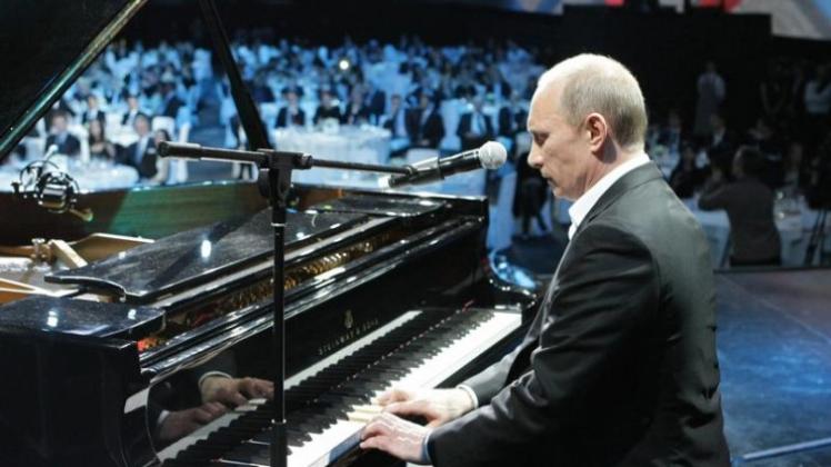 Regierungschef Wladimir Putin am Flügel: «Das müssen sie nun ertragen.»