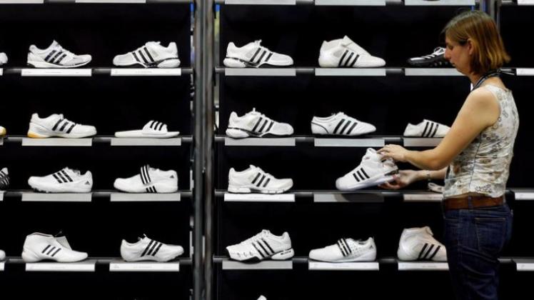 Der europäische Branchenführer adidas will Personal aufstocken.