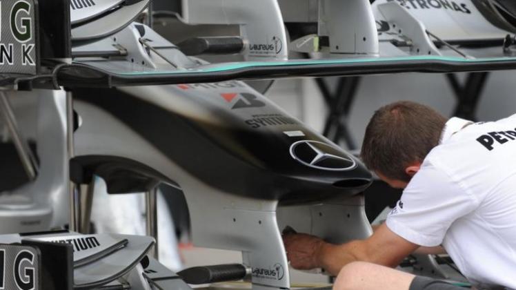 Auch die Mechaniker bei Mercedes GP arbeiten an dem neuen F1-Konzept.