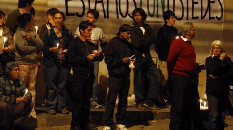 Verwandte der beim Aufstand im Gefängnis San Miguel gestorbenen Gefangenen stehen vor dem Gefängnis.