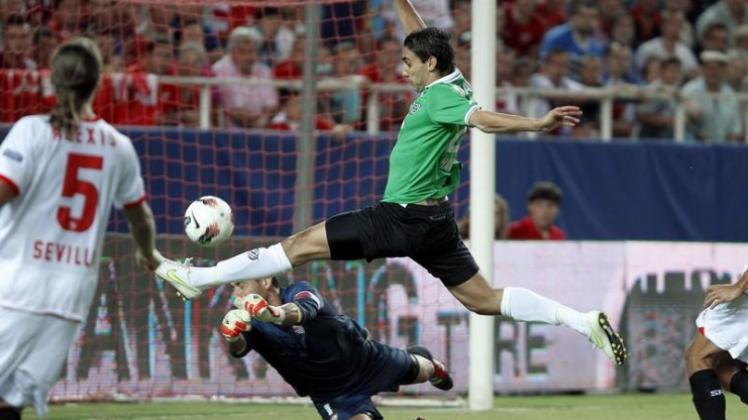 Hannover 96 mit Mohammed Abdellaoue (M) setzt sich in der Qualifikation gegen Sevilla durch.