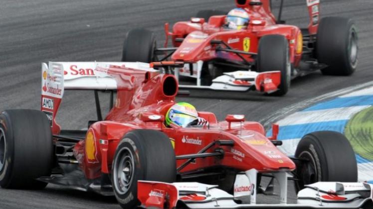 Felipe Massa (vorne) und Fernando Alonso im Juli auf dem Hockenheimring.