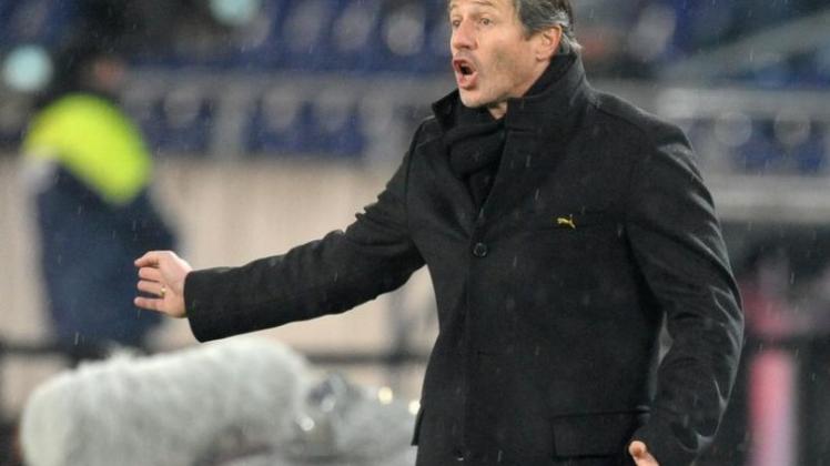 Nach der Niederlage wackelt der Trainerstuhl VfB-Coach Jens Keller. Nach der Niederlage wackelt der Trainerstuhl VfB-Coach Jens Keller.