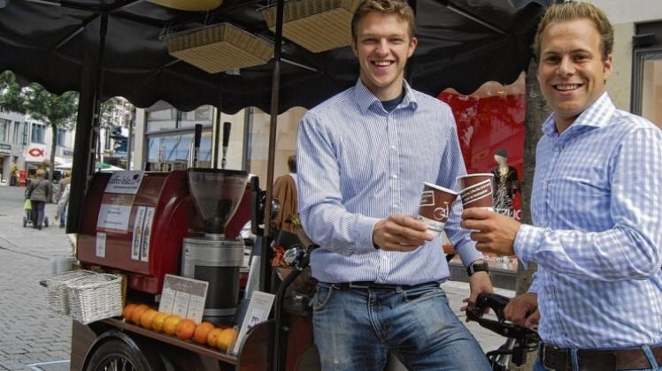 Auf Erfolgskurs: Existenzgründer Tobias Zimmer und Jan Sander kochen mit ihrem „Coffee-Bike“ leckeren Kaffee, und zwar mit Diplom. 