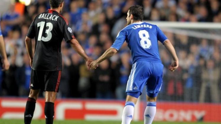 Michael Ballack (l) und Chelseas Frank Lampard begrüßen sich auf dem Spielfeld per Handschlag.