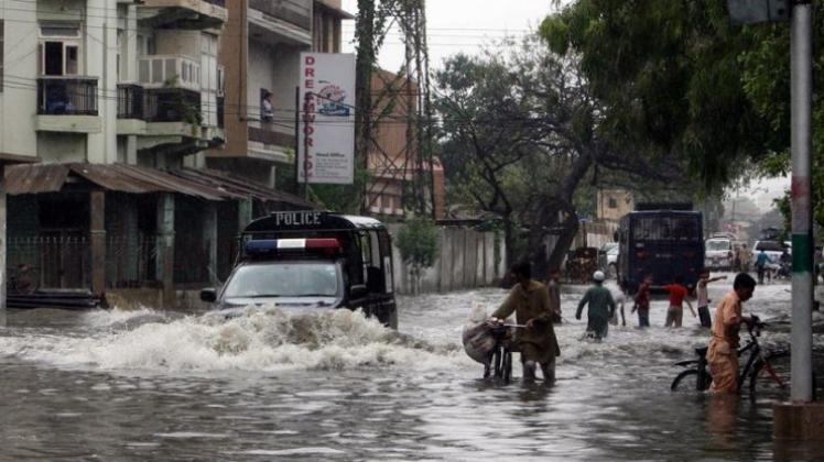 Ein Jahr nach der Jahrhundertflut in Pakistan sind bei dem jüngsten Hochwasser nach Angaben der Katastrophenschutzbehörde NDMA mindestens 226 Menschen ums Leben gekommen.